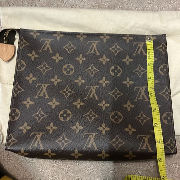 💯% Authentic Louis Vuitton Toiletry 26✨ - Picture 9 of 9